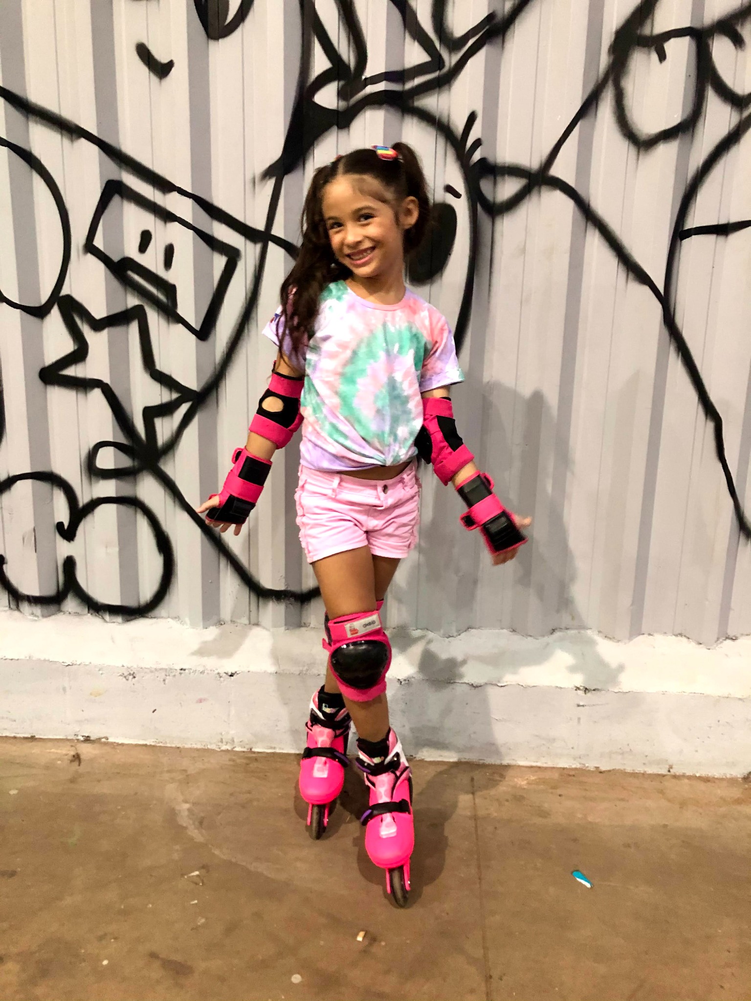 Joana Caroline aos 6 anos, usando seus primeiros patins